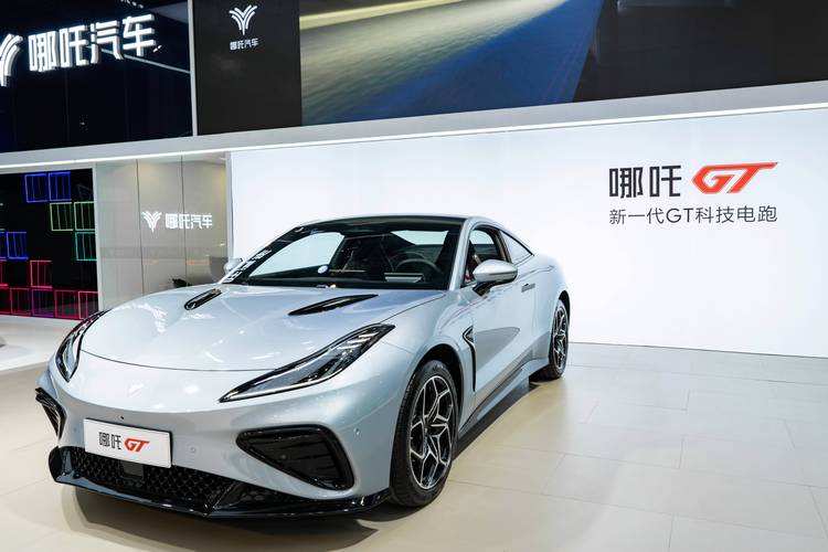 东莞12哪吒汽车在智能汽车领域的表现，领途汽车在新能源汽车市场中的影响力